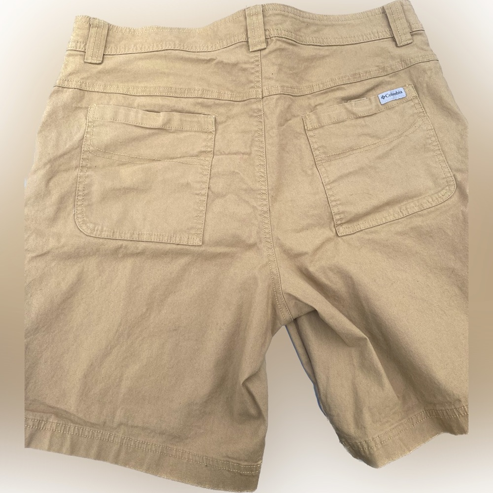 Columbia  Never worn  khaki shorts  34 waist